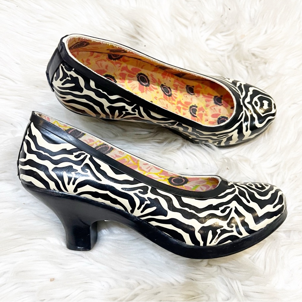 DAV Black & Cream Zebra Stripe Weatherproof Pumps Women’s Size 9 NEW